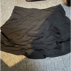 Athleta girl skirt. Black with tiny stripes size 7